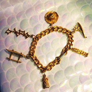 Vintage Hawaii Travel Souvenir Goldtone Charm Bracelet 6 1/2 Inches